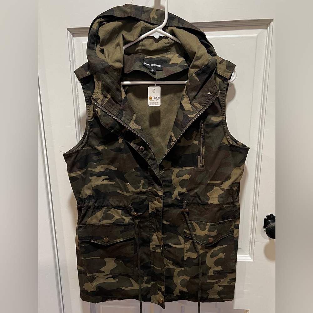 Zenana Outfitters‎ Utility Vest Camo Hooded Jacket Women's Size LARGE Green NEW
